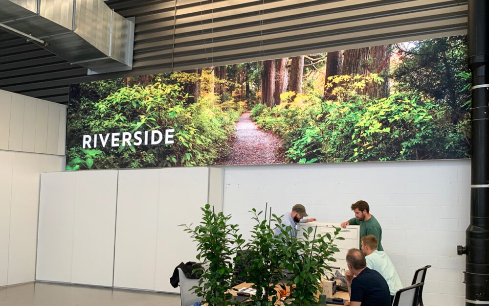 Cadre mural grand format en bureaux Cadre mural en toile tendue avec paysage forestier dans des bureaux