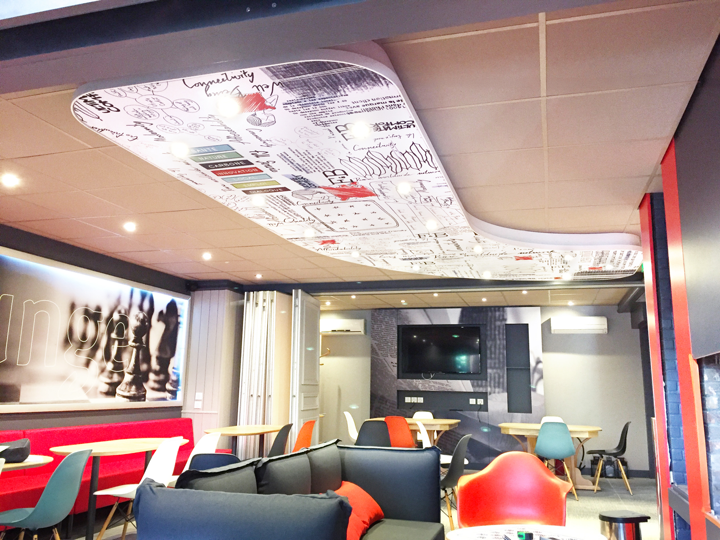 Cadre toile tendue acoustique – exemple d’aménagement Cadre en toile tendue acoustique intégré à un espace intérieur