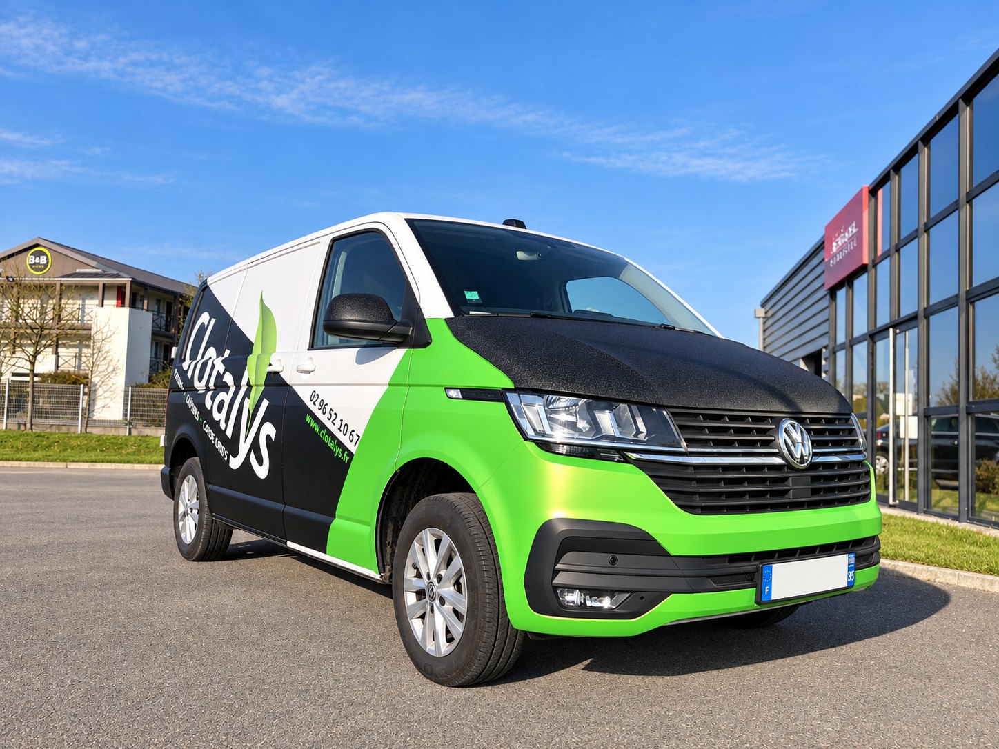 Utilitaire Clotalys habillé d’un décor vert et noir avec logo blanc