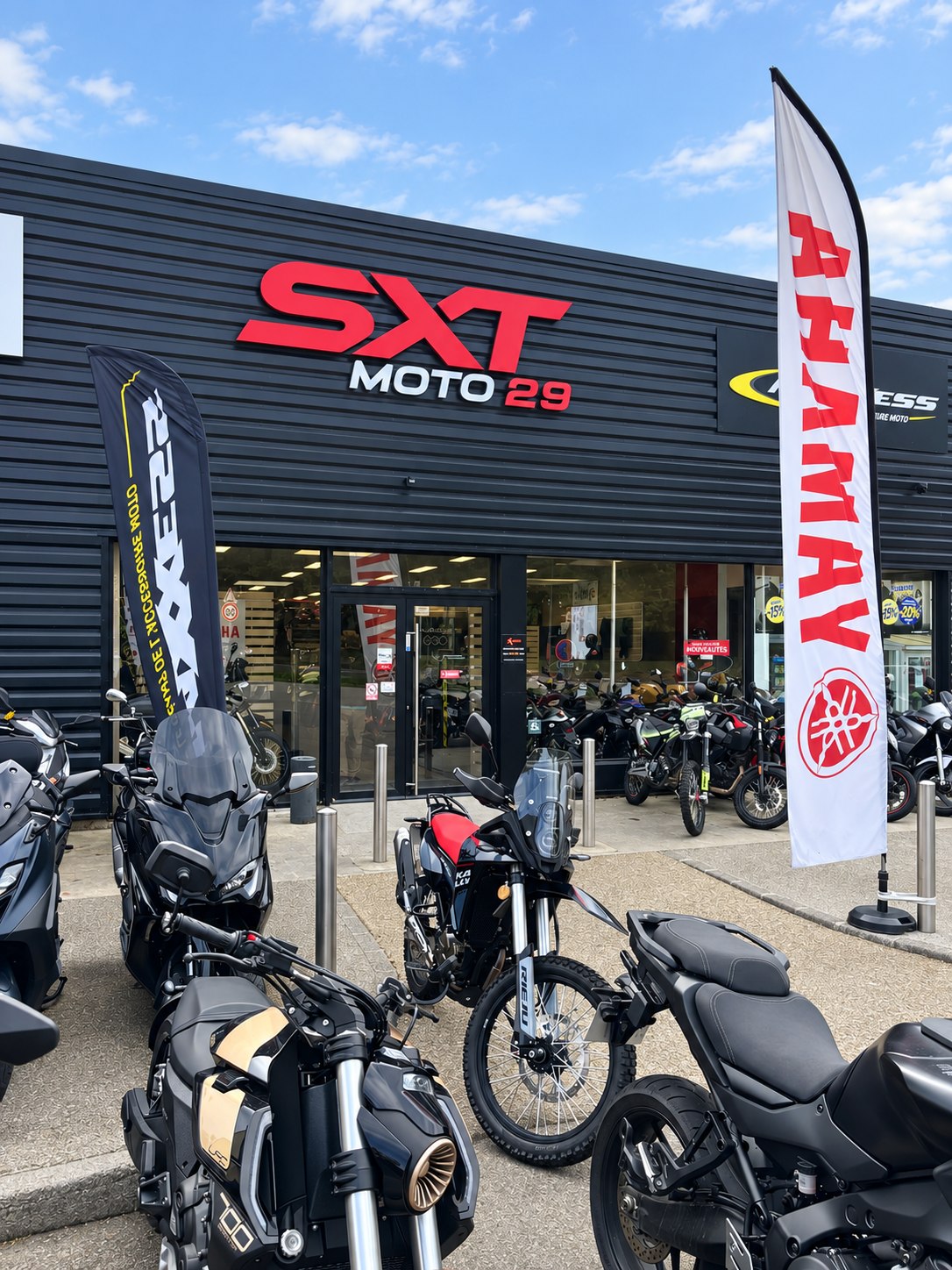 Enseigne SXT Moto 29 en lettres boîtiers lumineuses rouges et blanches