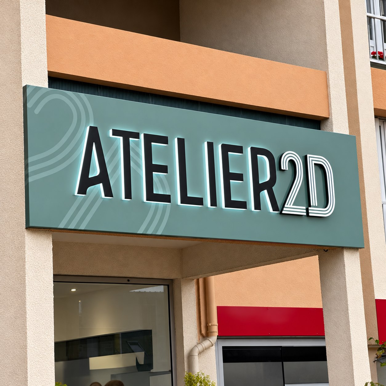 Enseigne Atelier 2D avec lettres en relief et contour lumineux sur un bandeau vert