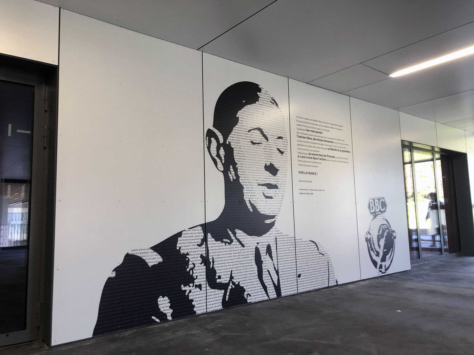 Fresque murale du collège Charles de Gaulle à Hillion, avec portrait typographique.
