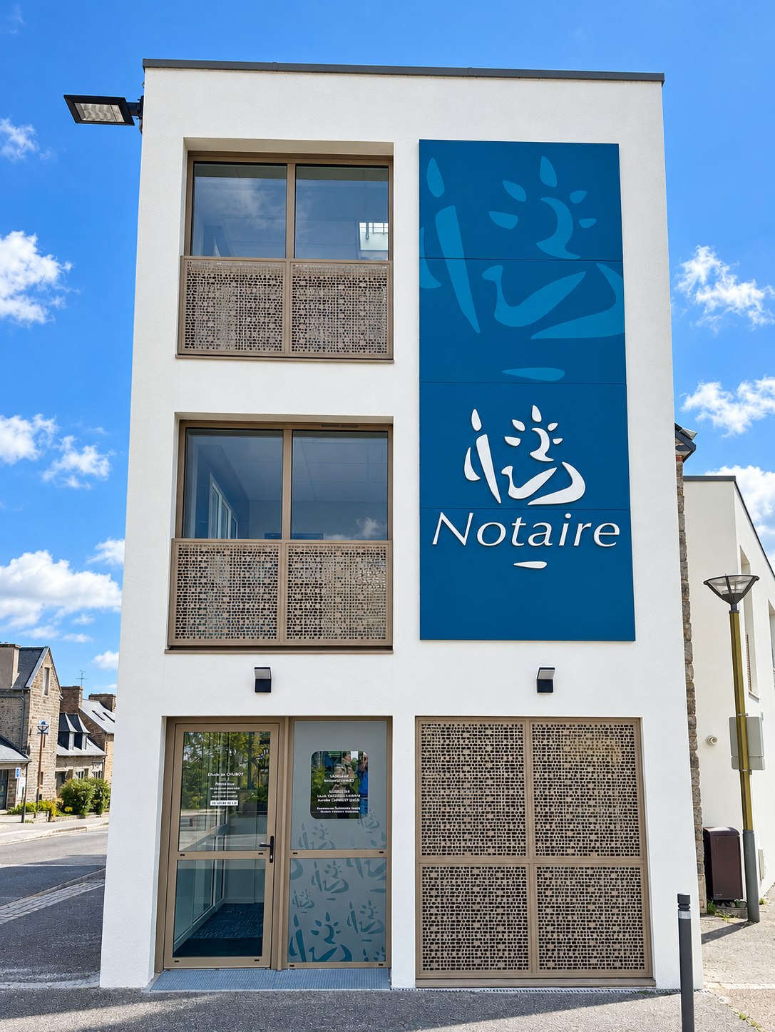 Logo et lettres Notaire en inox brossé sur un habillage de façade bleu