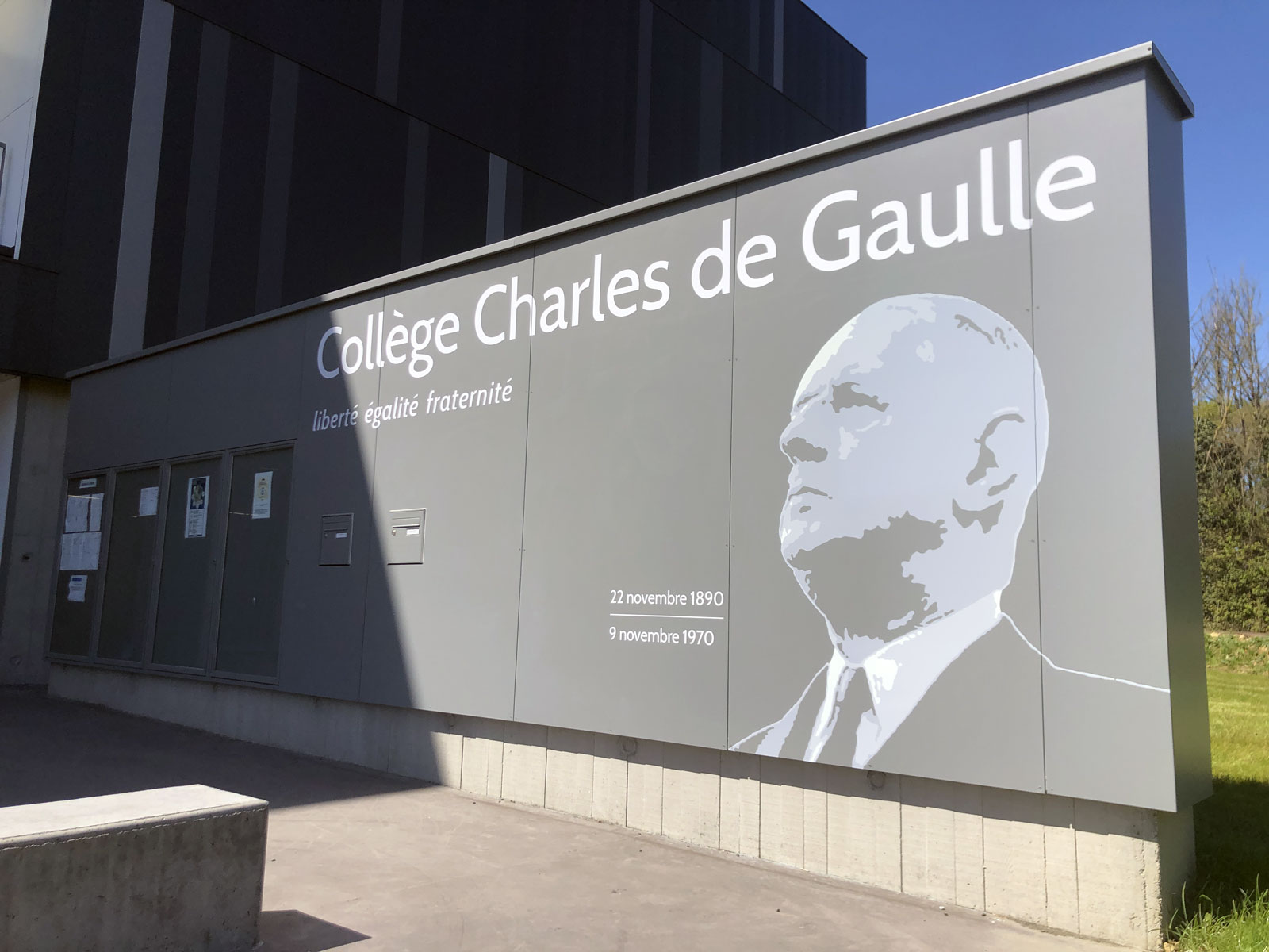 Identification du collège Charles de Gaulle à Hillion, avec portrait et devise républicaine.