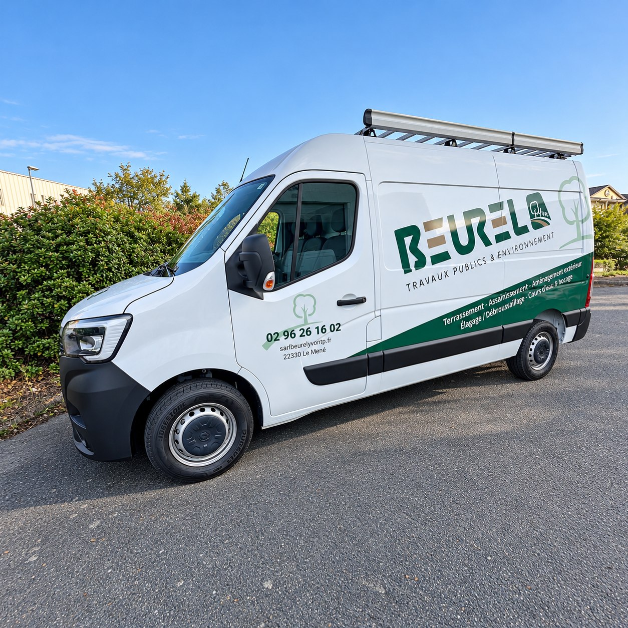 Fourgon blanc Beurel avec logo vert, coordonnées et liste des activités sur le côté