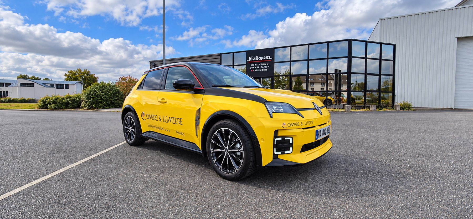Renault 5 jaune Ombre et Lumière avec logo sur les portières et le capot