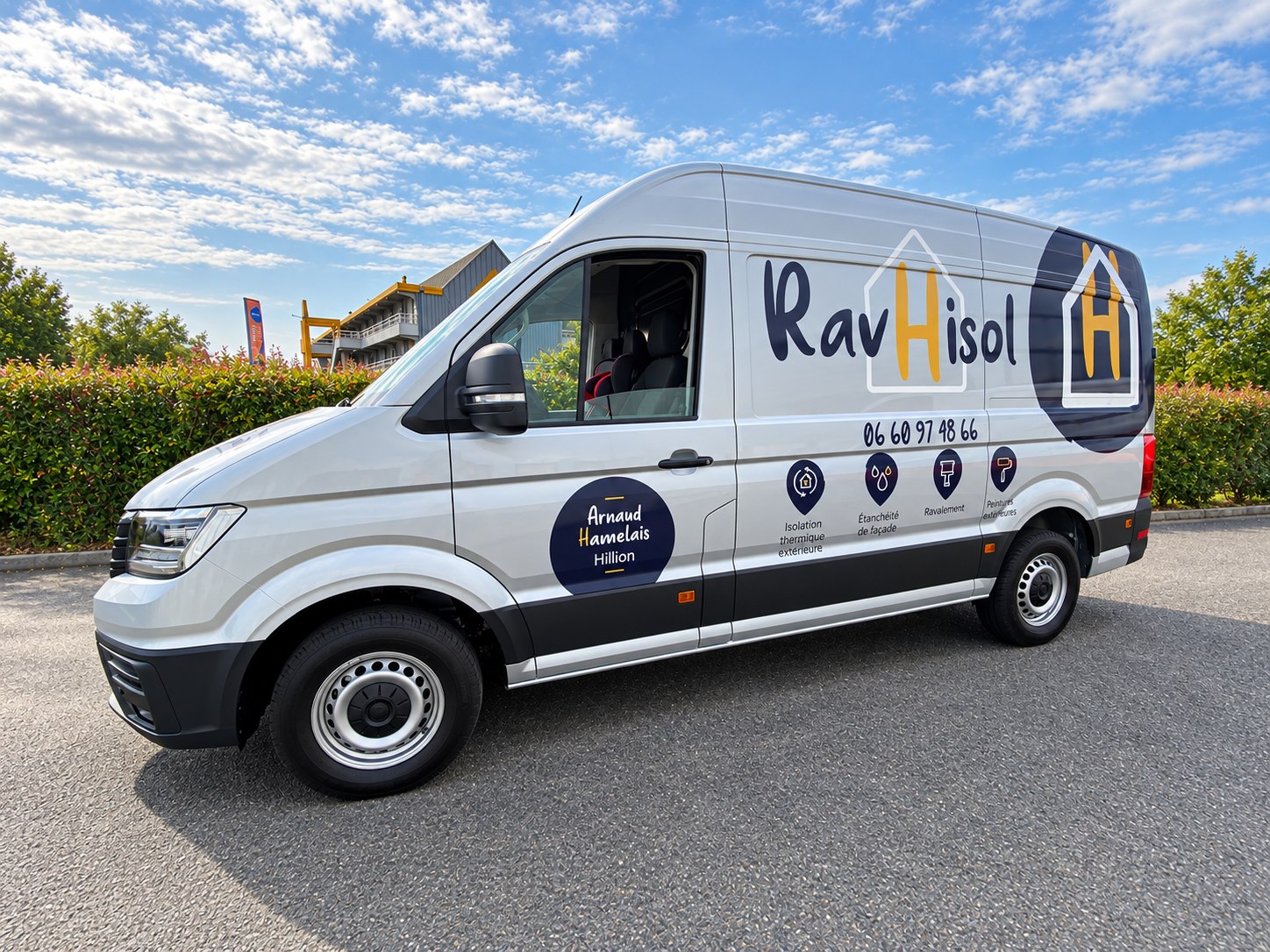 Fourgon blanc RavHisol avec grand logo et présentation des activités sur le flanc