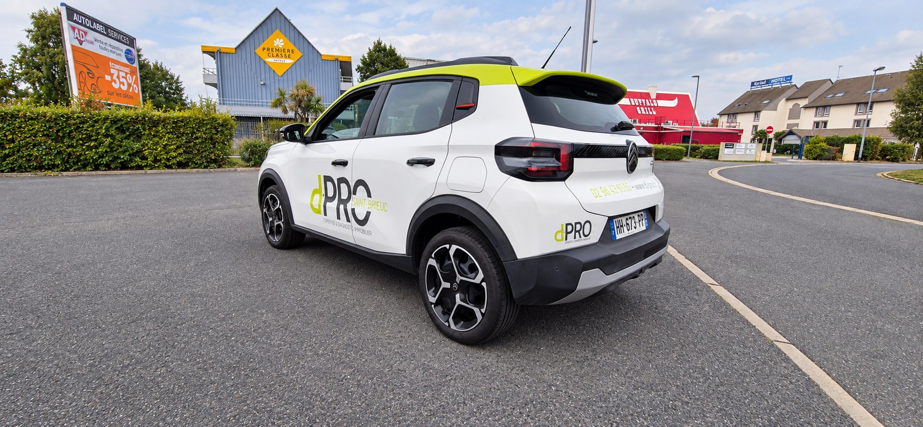 Voiture blanche d.PRO avec logo latéral et touches de couleur vert anis