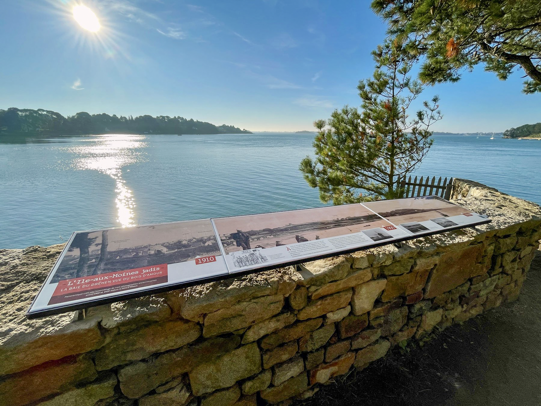 Table d’orientation en lave émaillée à l’Île-aux-Moines, intégrée à un muret face au golfe.