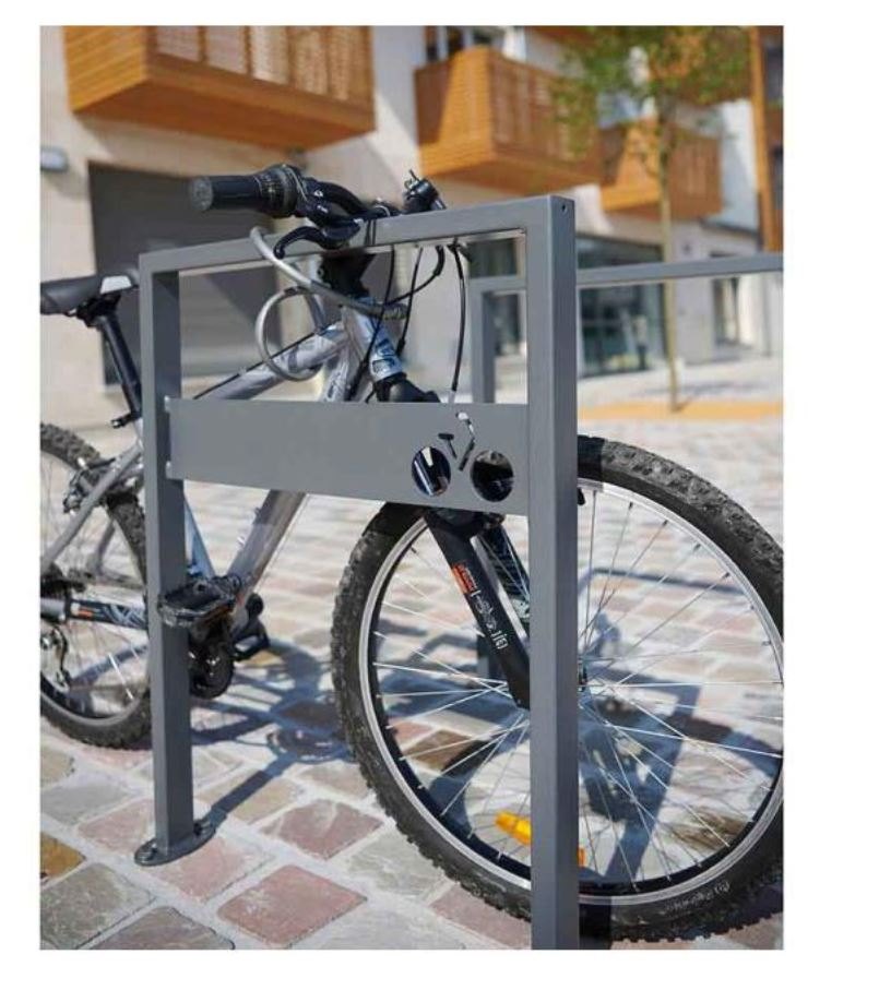 Appui vélos Milan installé devant un bâtiment.