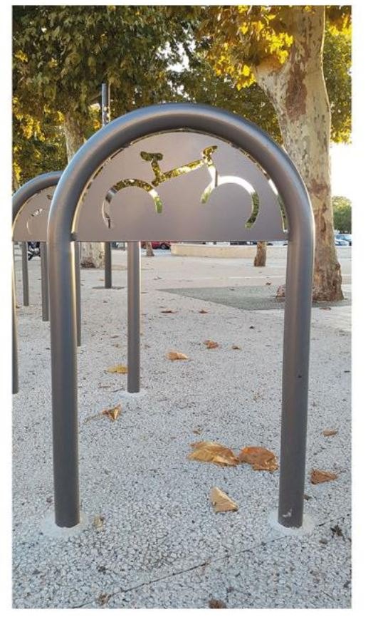 Appui vélos Trombone installé sur un cheminement.