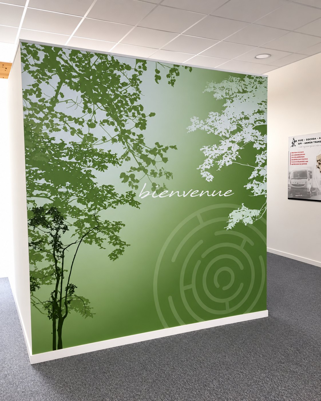 Mur de bureaux décoré de silhouettes d’arbres vertes et blanches