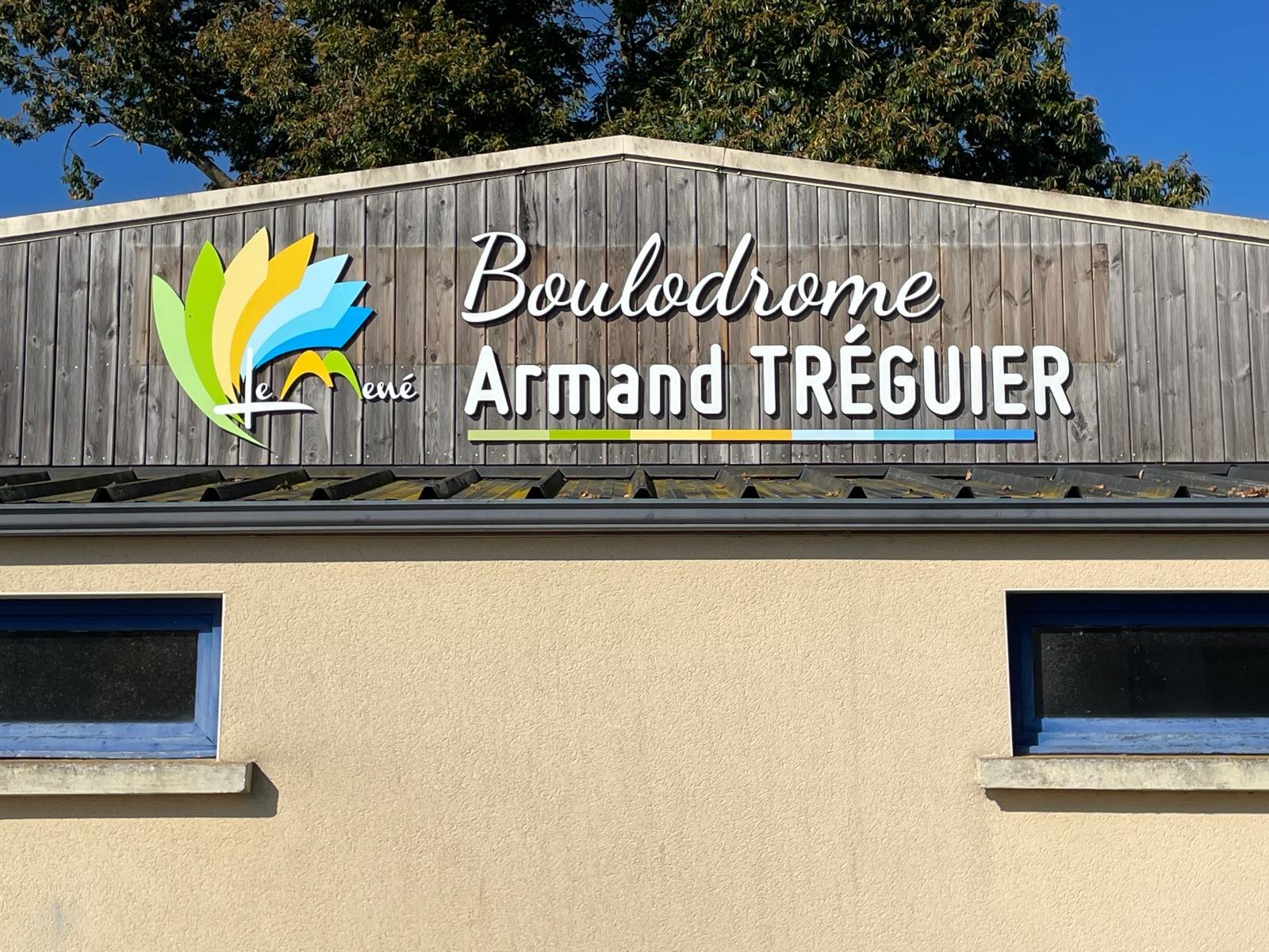 Enseigne Boulodrome Armand Tréguier avec logo et lettres sur bardage.