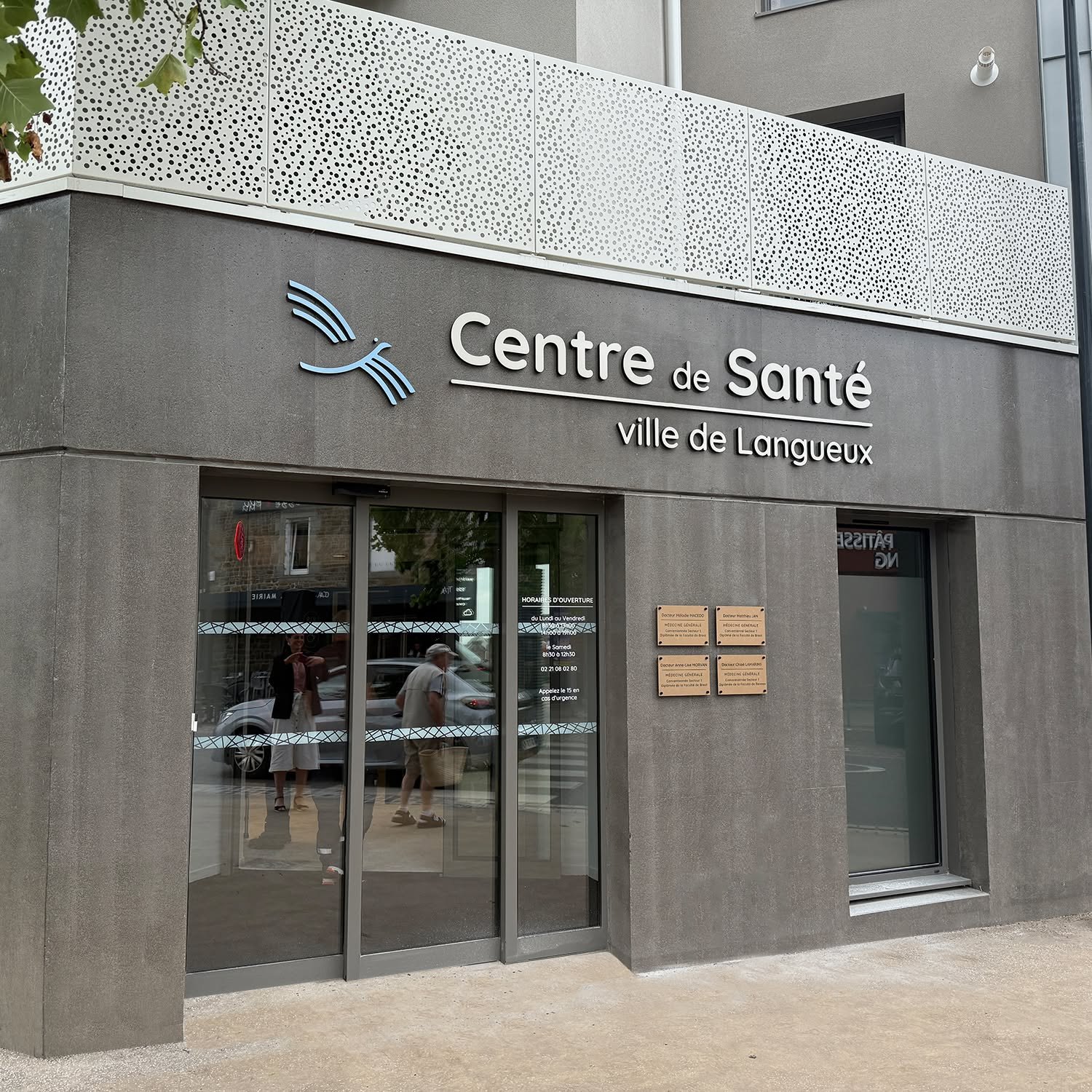 Lettrage Centre de Santé Ville de Langueux au-dessus de l’entrée.