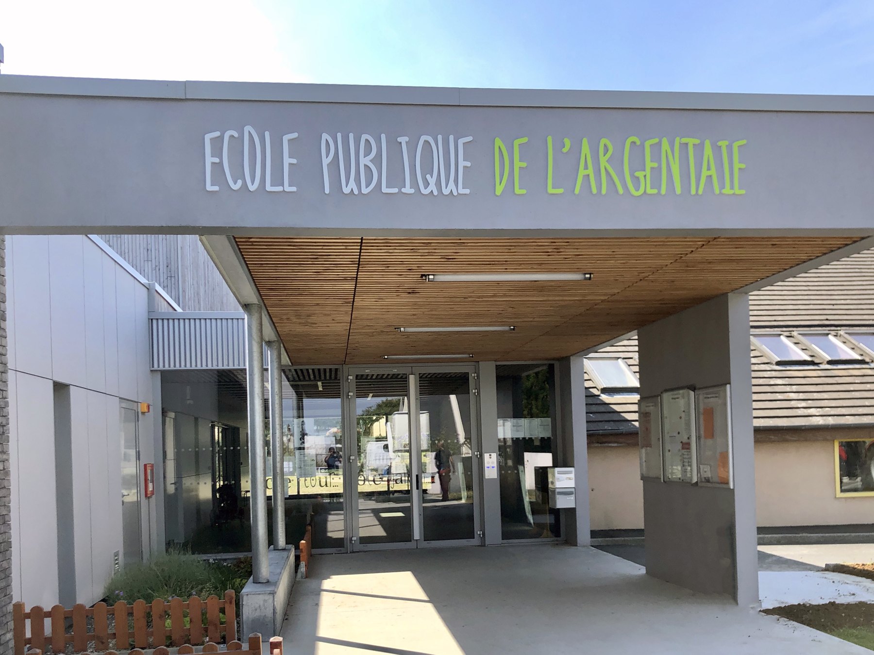 Enseigne École publique de l’Argentaie au-dessus de l’entrée.