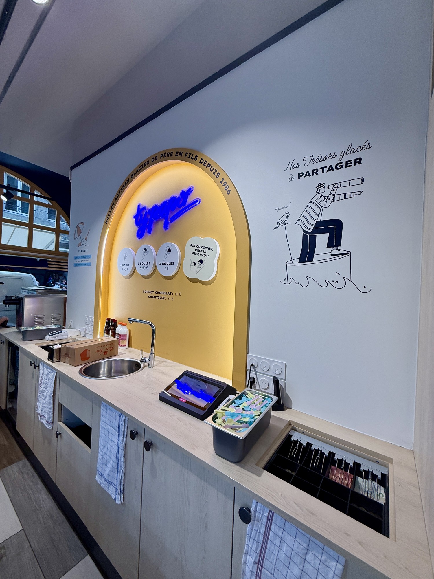 Habillage mural et logo intérieur Typapo Saint-Malo