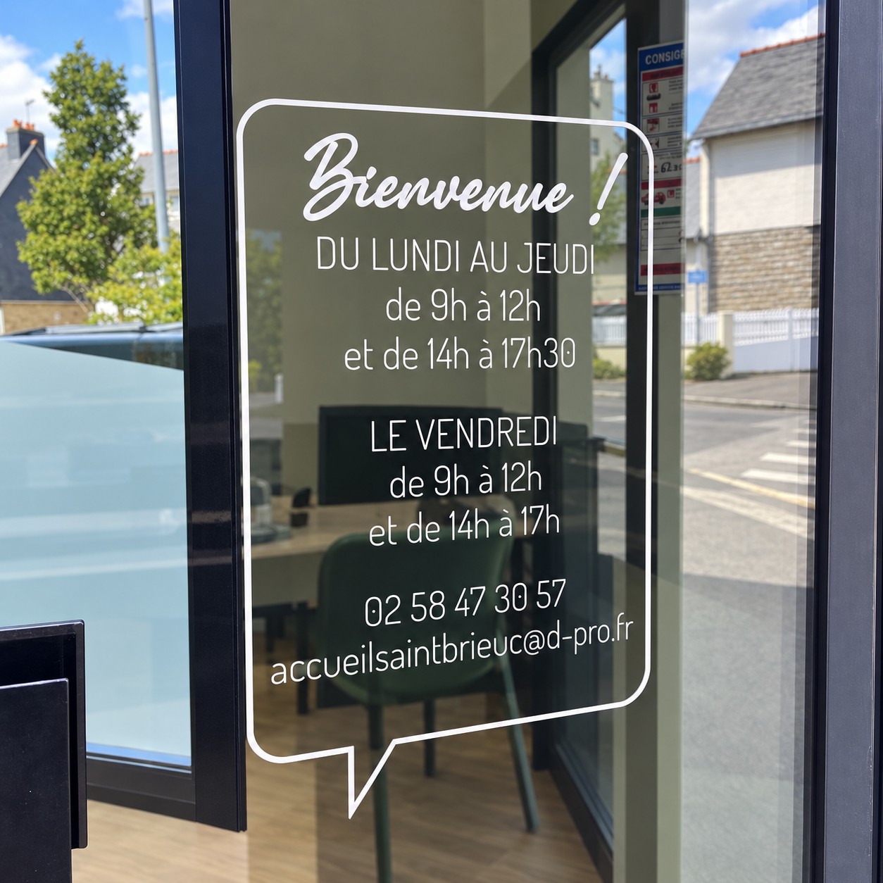 Horaires sur la porte vitrée dPRO