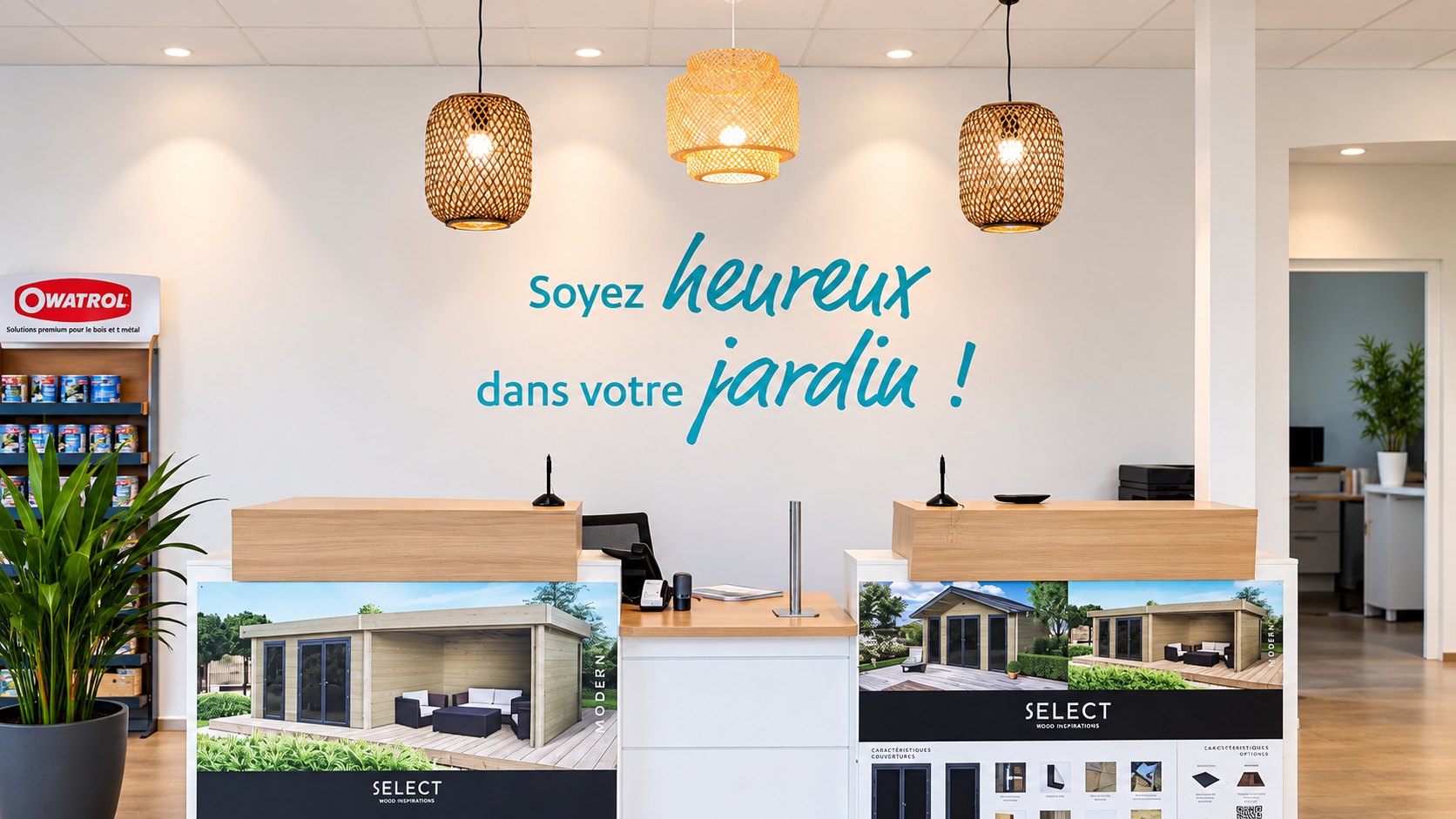 Phrase Soyez heureux dans votre jardin en lettrage bleu au-dessus d’un comptoir d’accueil