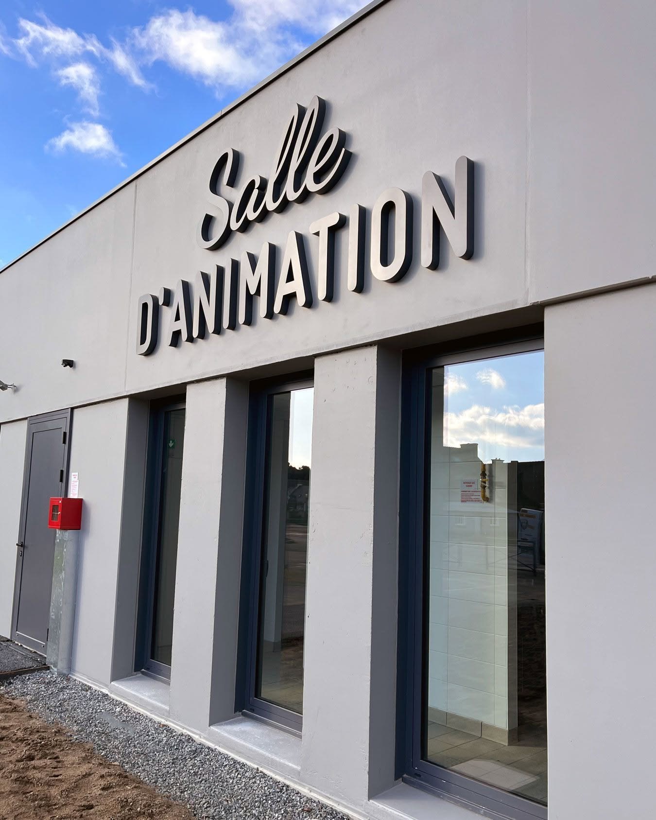 Lettres en relief Salle d’animation sur la façade d’un bâtiment public.