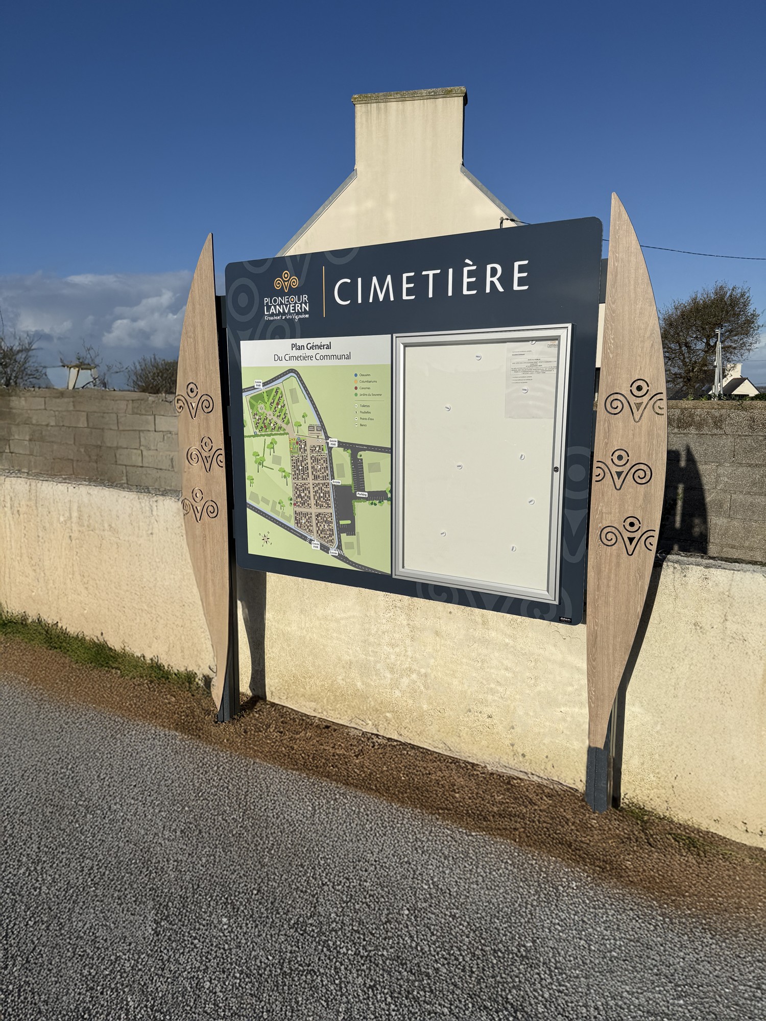 Panneau d’information du cimetière de Plonéour-Lanvern