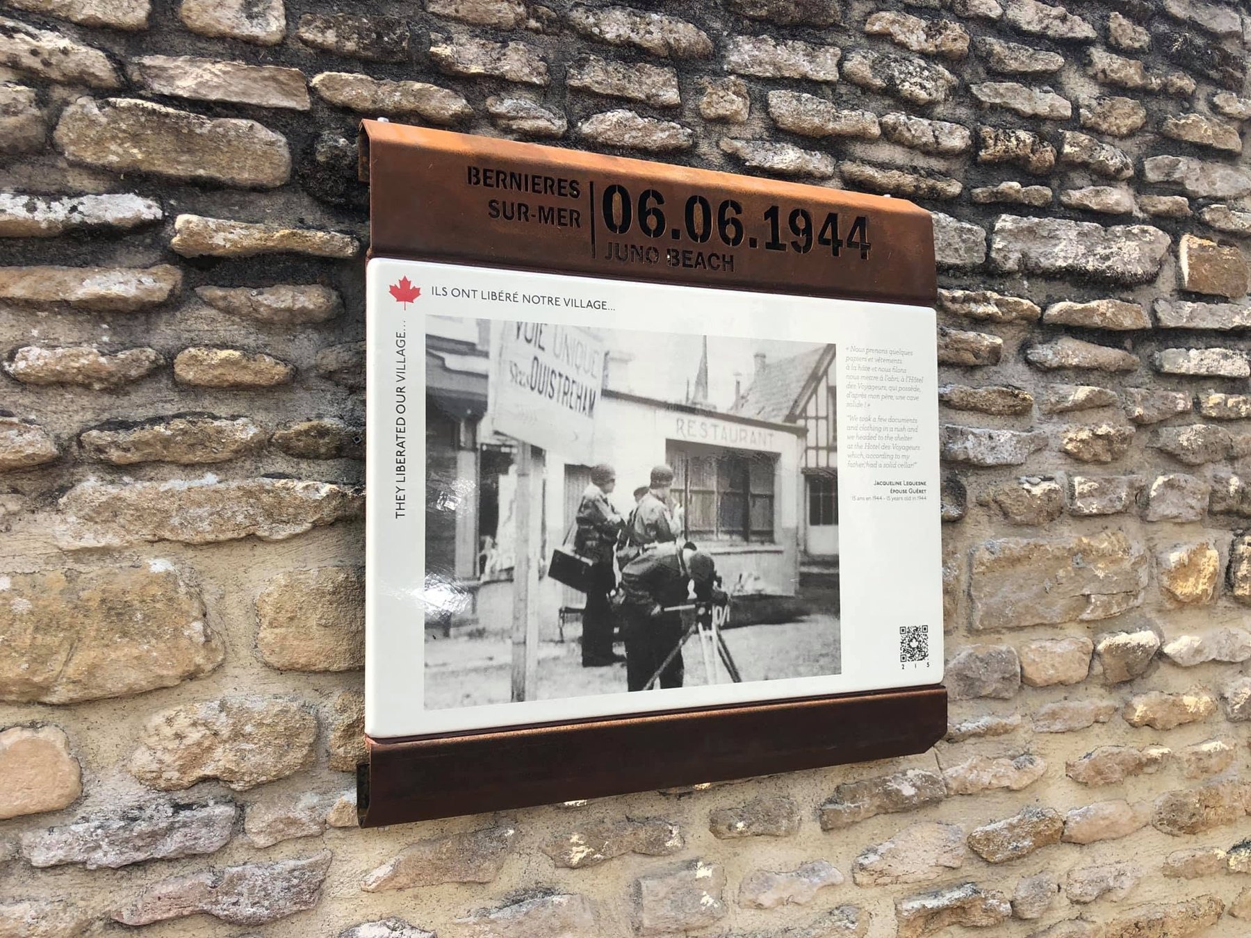 Panneau mural d’interprétation du 6 juin 1944 avec photographie d’archives.