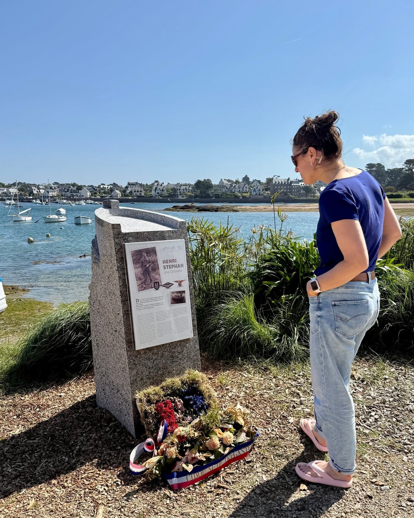 Panneau consacré à Henri Stephan sur une stèle, face au littoral.