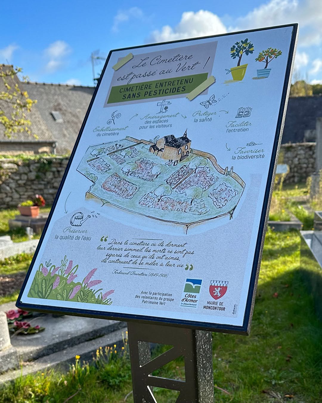 Panneau illustré sur la gestion sans pesticides du cimetière de Moncontour.