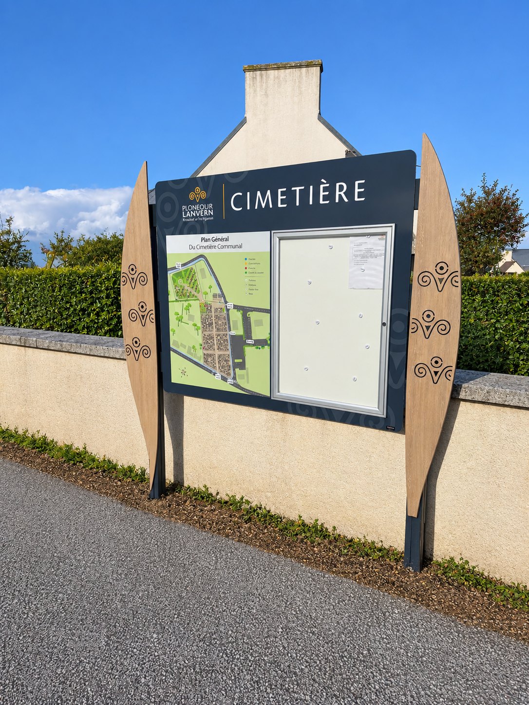 Plan de cimetière sur un mobilier à deux montants décoratifs.