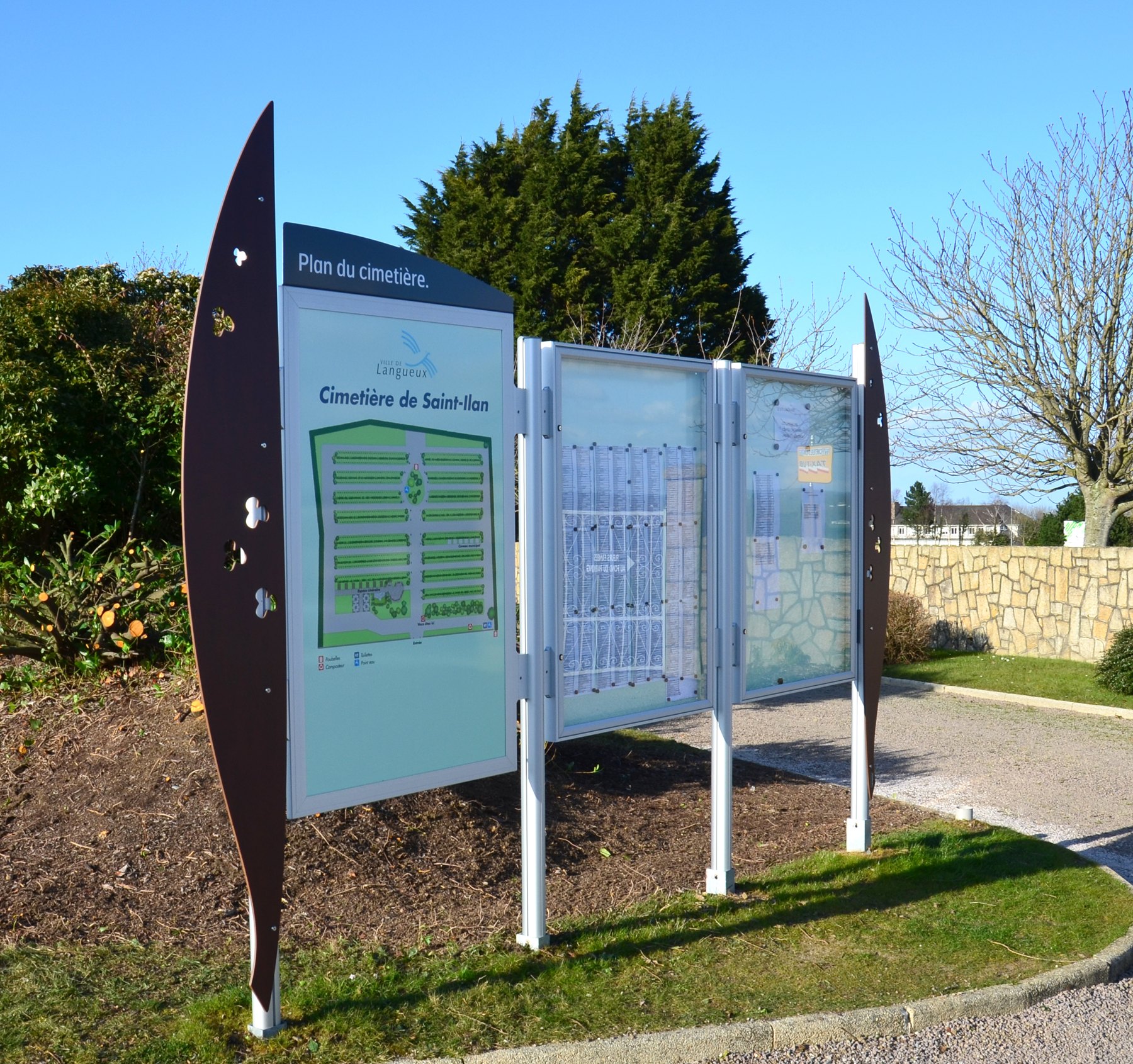 Ensemble d’accueil de cimetière associant plan et vitrines d’information.