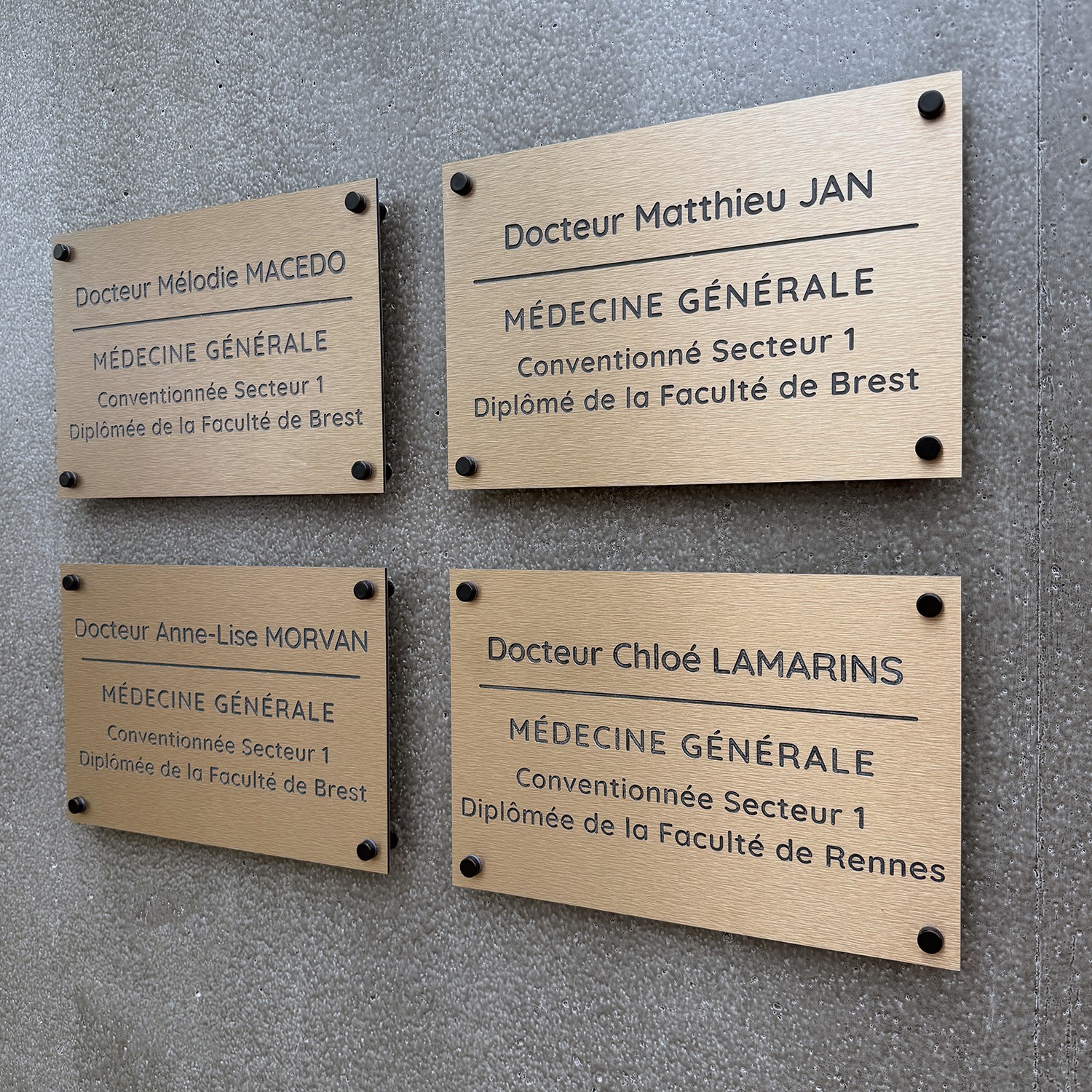 Plaques professionnelles centre de santé de Langueux