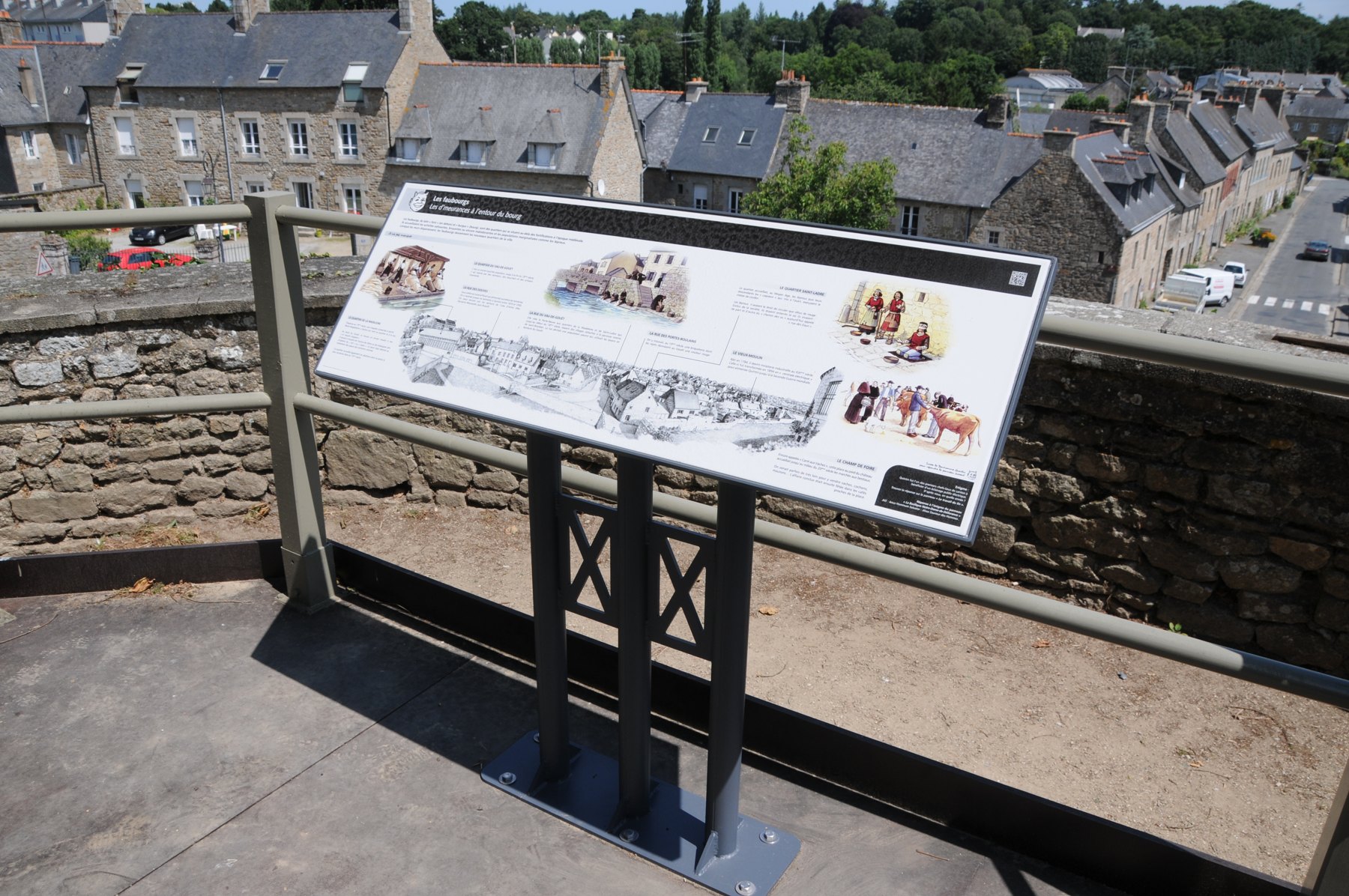 Panneau illustré du parcours patrimonial de Quintin installé en ville.