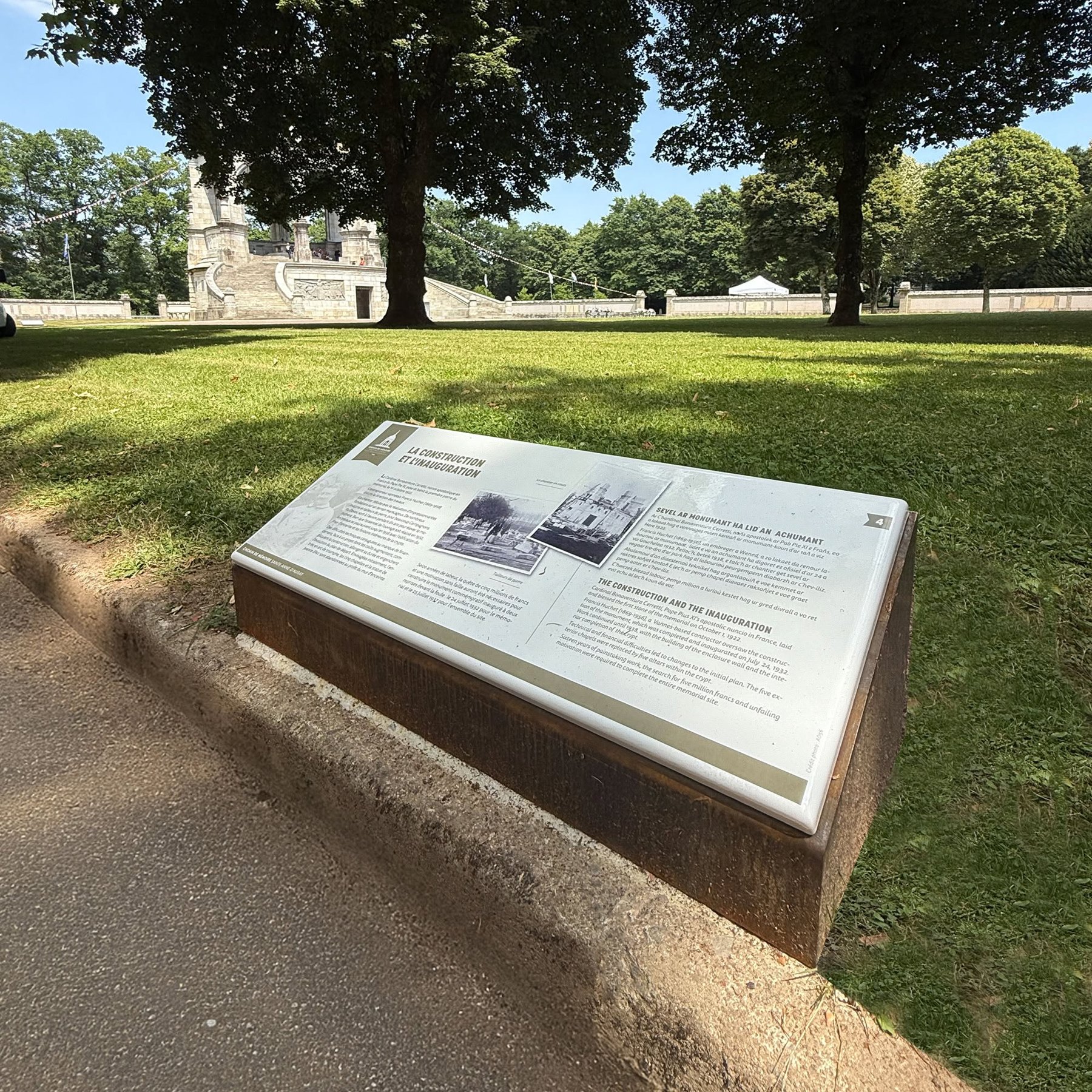 Pupitre bas d’interprétation du patrimoine dans un parc.
