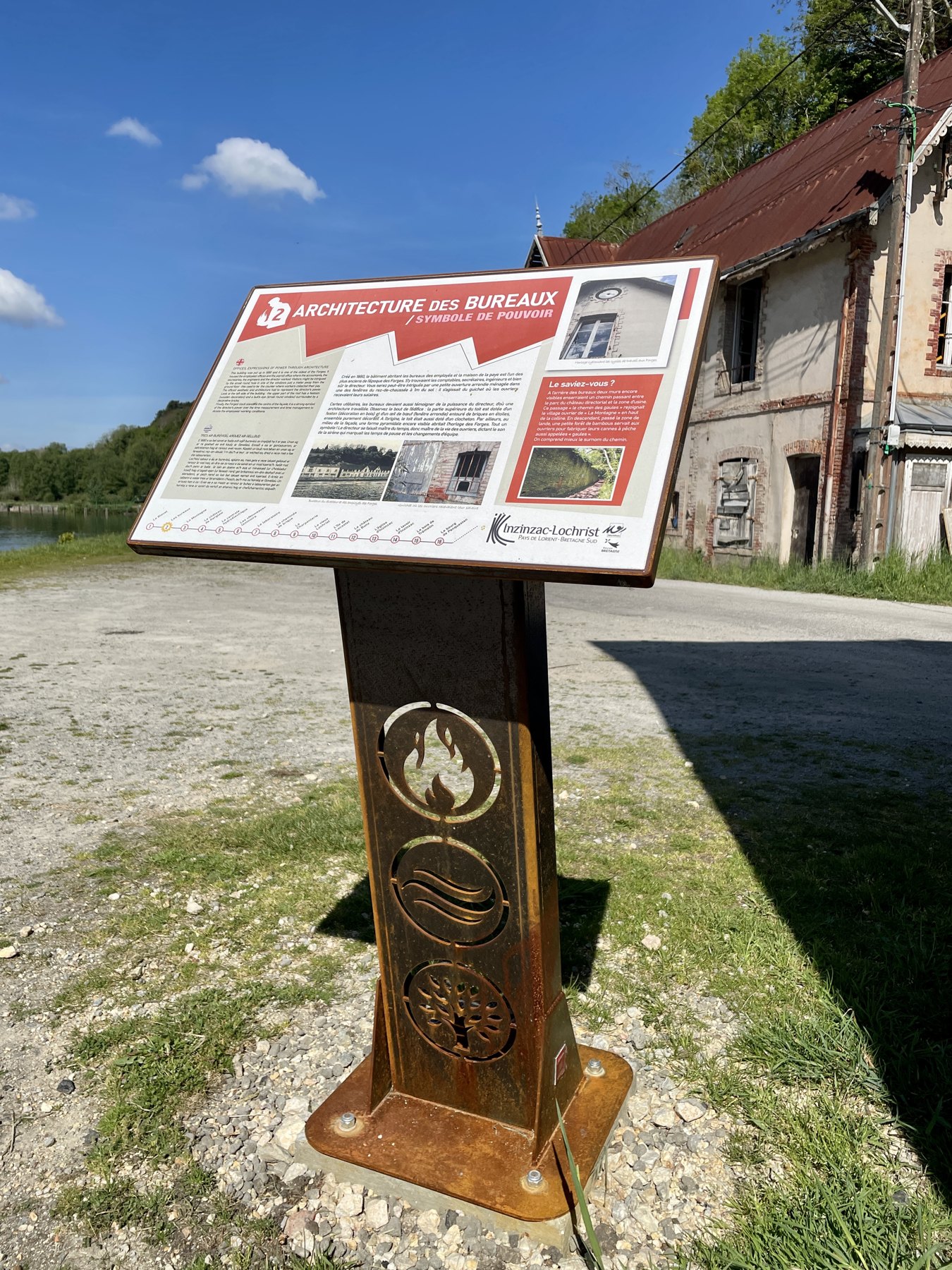 Pupitre d’interprétation en lave émaillée sur mobilier corten à Inzinzac-Lochrist.
