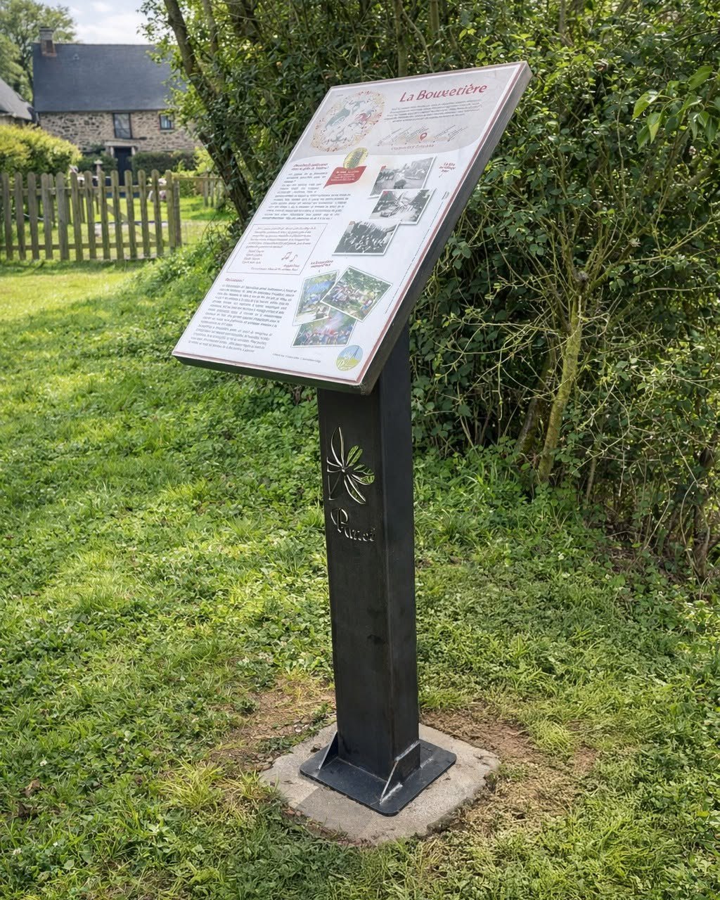 Pupitre d’interprétation sur un pied à décor végétal découpé.
