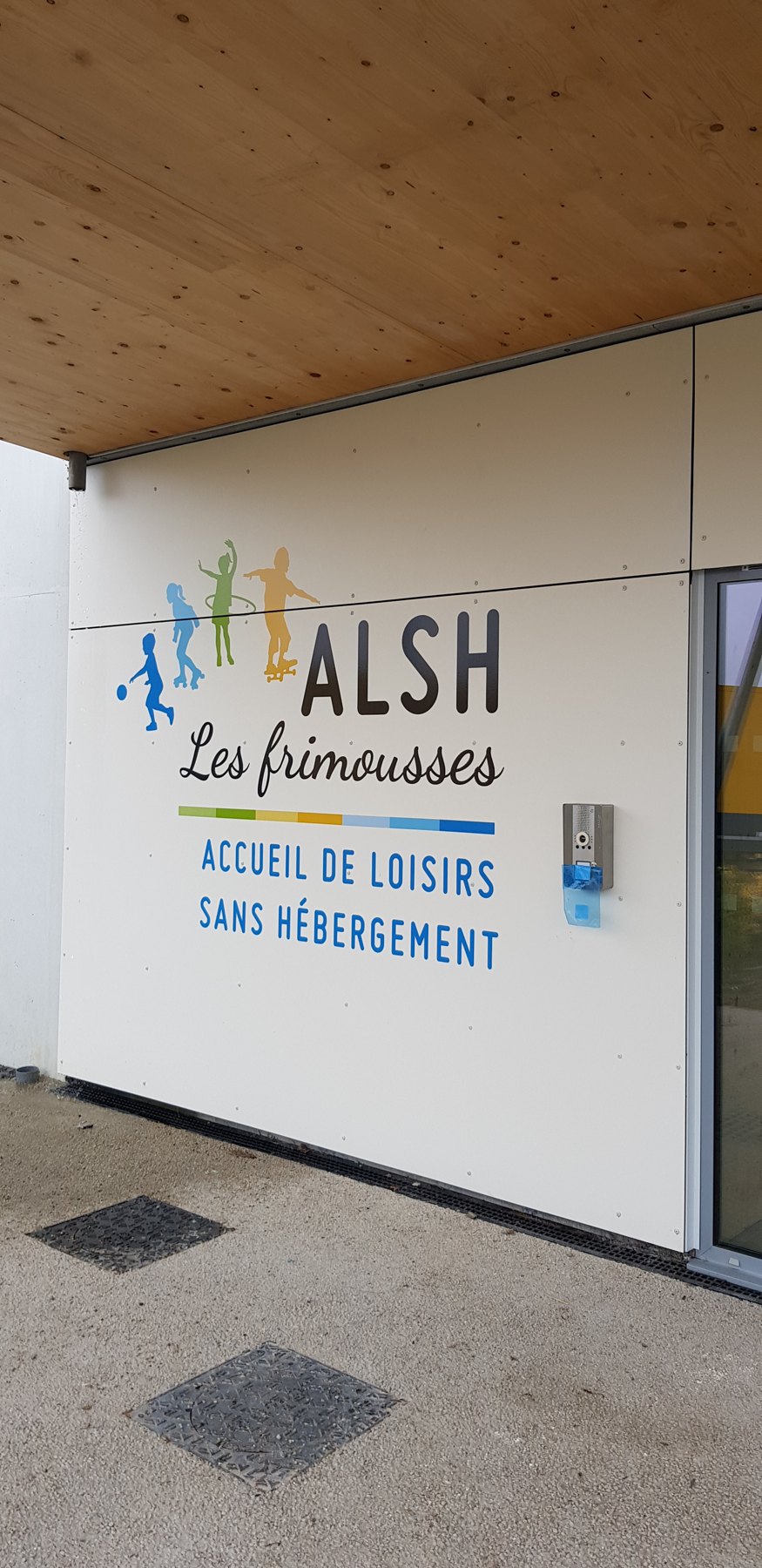 Panneau ALSH Les Petits Pirates et indications de l’accueil de loisirs.