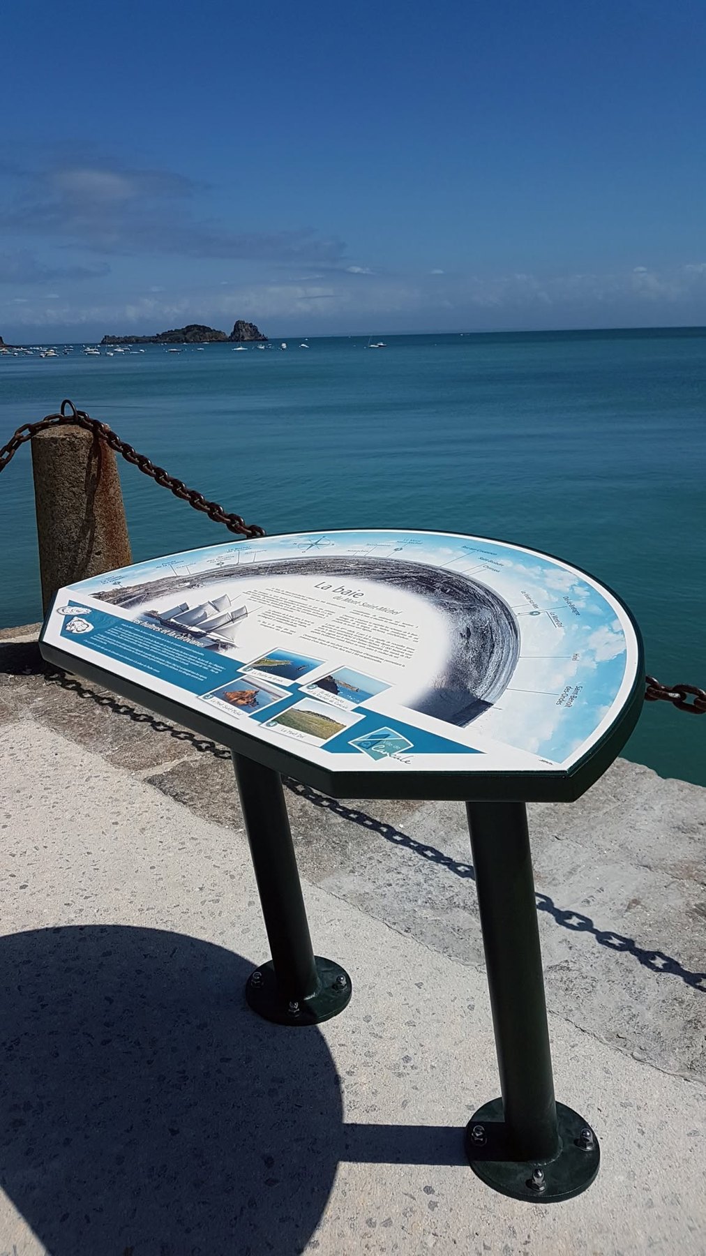 Table de lecture panoramique face à la mer.